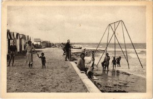 CPA Bernieres sur Mer La Digue et la Plage FRANCE (1286917)