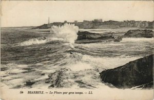 CPA Biarritz Le Phare par gros temps FRANCE (1126024)