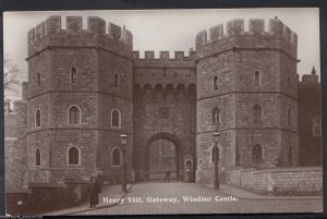 Berkshire Postcard - Henry VIII, Gateway, Windsor Castle  MB2705