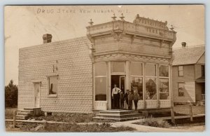 Nueva droga tienda cercana Auburn Wisconsin ~ ~ ~ carteles De Adv farmacéutico? chicos ~ Post Office ~ 1910 Foto Real Postal 
