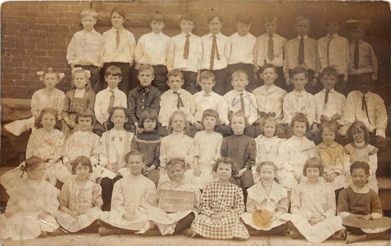 F19/ Pittsburgh Pennsylvania RPPC Postcard 1911 School Students