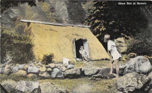 H14/ Hawaii Postcard c1910 Native Grass Hut Family