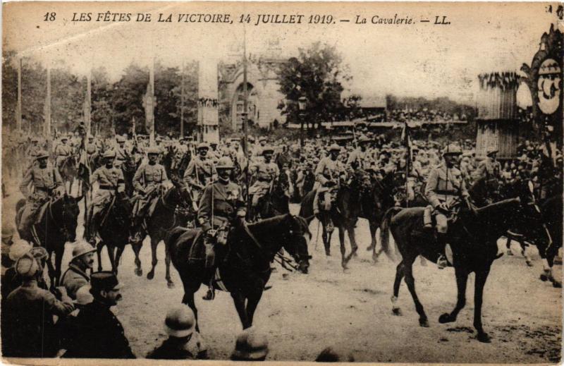 CPA MILITAIRE Les Fétes de la Victoire-La Cavalerie (316145)