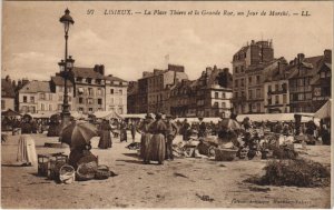 CPA LISIEUX La Place Thiers et la Grande Rue un Jour de Marche (1227572)