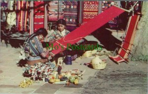 Guatemala Postcard - Arts & Crafts - Indigenas Tejiendo RS27951