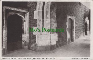 Middlesex Postcard - Hampton Court Palace, Henry VIII's Wine Cellar RS32467