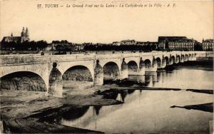 CPA TOURS - La Grand Pont sur la Loire - La Cathédrale et la Ville (298762)