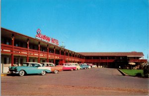 VINTAGE POSTCARD ROWS OF 1950s CLASSIC CARS AT THE SKYWAYS MOTOR HOTEL IN DENVER