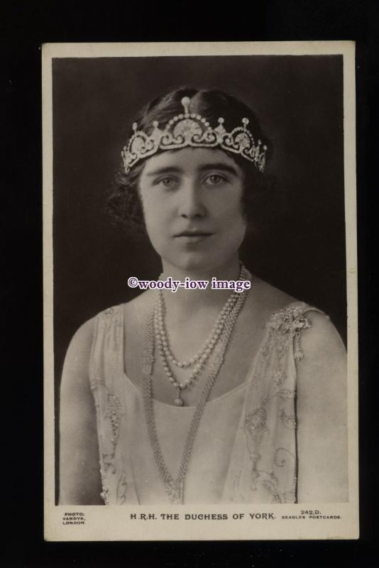 r3284 - The Duchess of York wears her Crown, in Evening Dress  - postcard