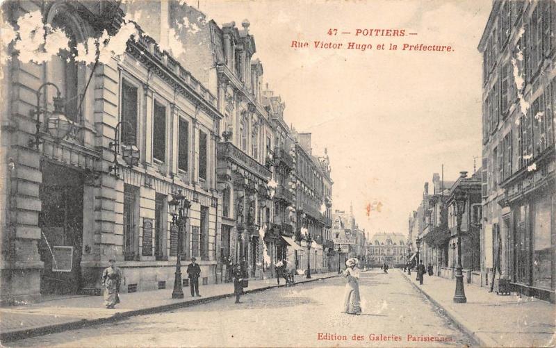 BF4793 poitiers rue victor hugo et la prefecture france