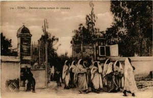 CPA AK Femmes arabes sortant du cimetiere TUNISIE (822945)