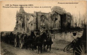 CPA Troupes Francaises passant devant les ruines de LASSIGNY (377182)