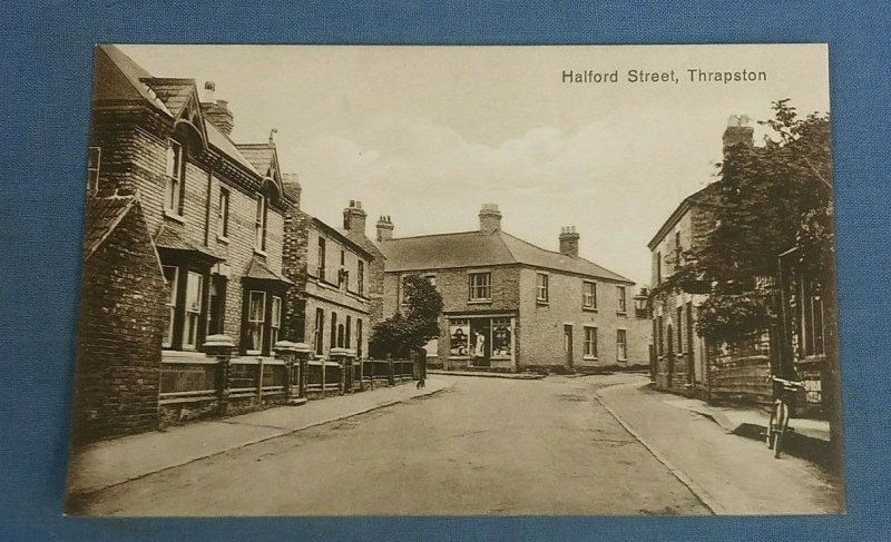 Vintage  Postcard Halford Street Thrapston H1D