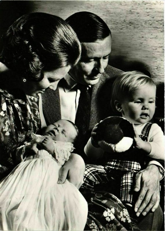 CPM AK Prinses Beatrix,Prins Claus en de kleine Prinsjes DUTCH ROYALTY (813370)