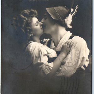 c1910s Germany RPPC Das Busserl Kiss Poem Romantic Couple Trad Hat Costume A337