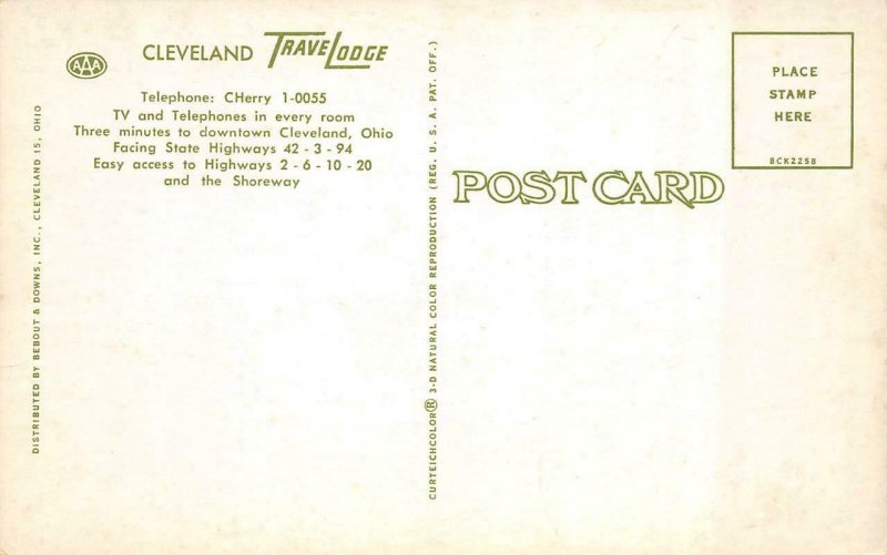 CLEVELAND, OH Ohio  TRAVELODGE MOTEL  Roadside  50's CARS  Chrome Postcard 