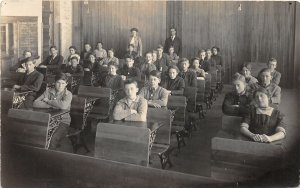 H91/ Cameron Wisconsin RPPC Postcard c1910 Interior School Class Students 17