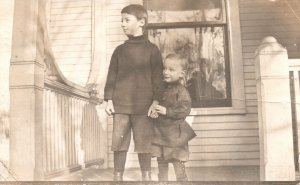 VINTAGE POSTCARD TWO BROTHERS SMILING ON THE FRONT PORCH MAILED DISXON ILL 1908