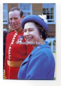 pq0103 - Queen Elizabeth II at Windsor - postcard