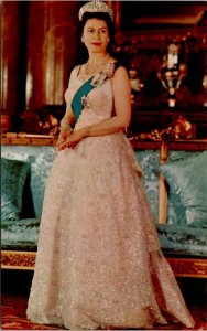 H.M. Queen Elizabeth II Beautiful Pink Gown Postcard Z10