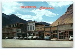 1950s SILVERTON COLORADO MAIN ST PIONEER SETTING CAFE CARS POSTCARD P3058