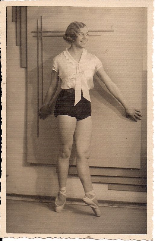 Beautiful Woman, Sexy Girl, Great Athletic Legs, Ballerina Shoes, Shorts 1933 UK