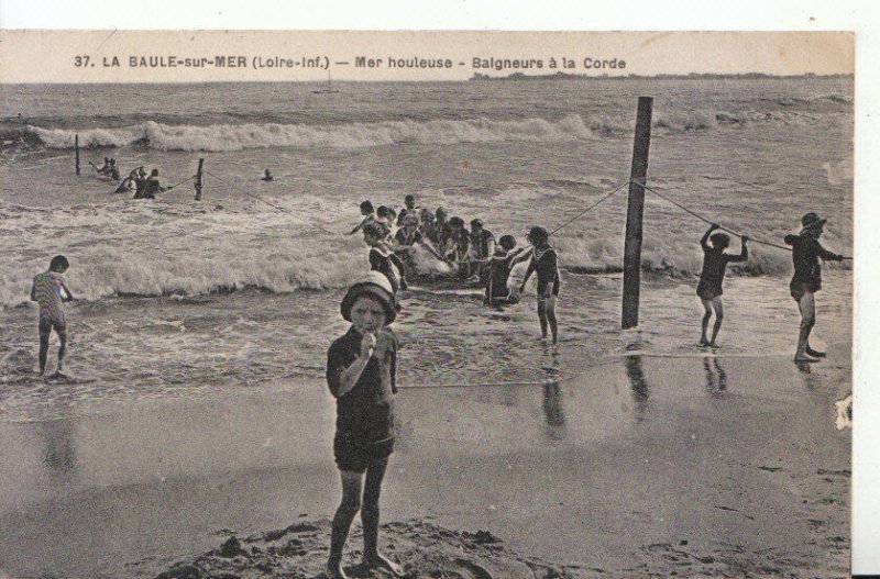 France Postcard - La Baule-Sur-Mer - Mer Houleuse - Balgneurs a La Corde  17135A