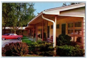 c1960's Douglas Inn Motel A Friendly Boss Motel Des Moines IA Postcard 