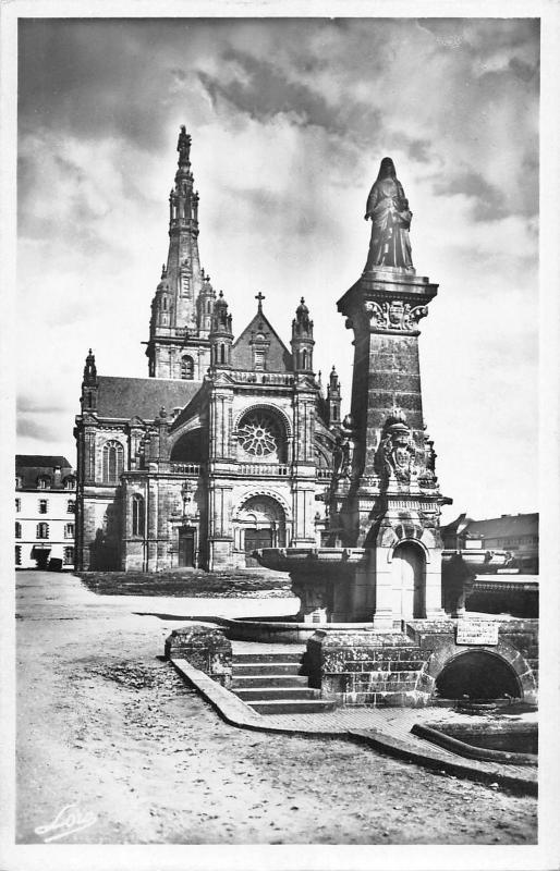 BR50471 Ste anne d Auray la basilique et la fontaine     France