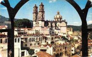 BT2016 The CHurch of Snata Prisca seen trought Taxco   Mexico