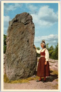 VINTAGE POSTCARD WOMAN IN TRADITIONAL DRESS FROM THE HAVERO REGION OF SWEDEN