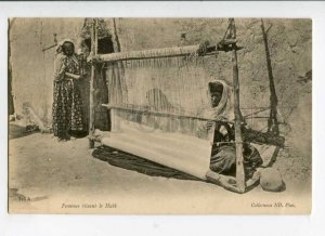 289217 NORTH AFRICA Women weaving the Haik carpet Vintage postcard