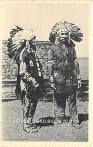 Amerique, Deux chefs Iroquois de Caughnawaga en habits de fete lors de la rec...