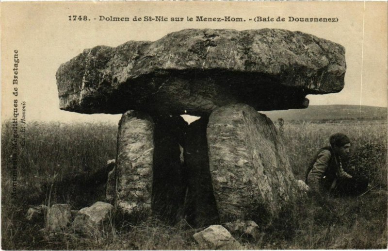 CPA Dolmen de Saint-Nic sur le Menez-Hom - Baie de Douarnenez (1034071)