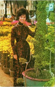 postcard Vietnam : Young Vietnamese lady wearing traditional dress Ao Dai