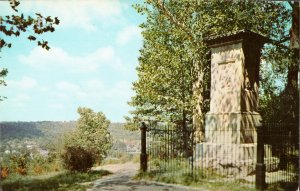 Monument and Grave of Daniel Boone & Rebecca, Frankfort, Kentucky Postcard