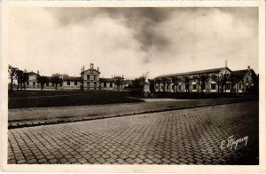 CPA Fontenay-Tresigny Salle des Fetes, dispensaire et Ecoles FRANCE (1289918)