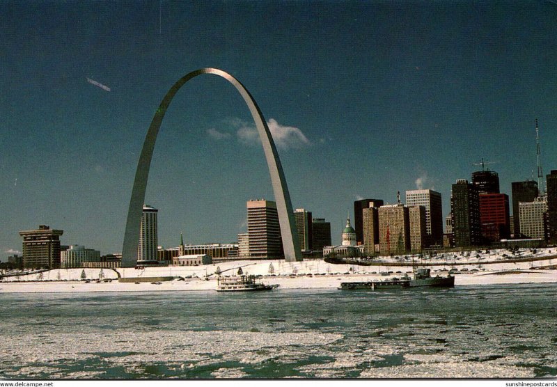 Missouri St Lois The Mississippi River and The Arch