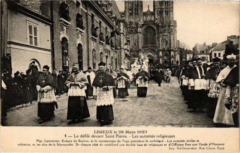 CPA LISIEUX - Le defile devant St-Pierre (271970)