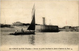 CPA CROIX-de-VIE Bateau de peche doublant la Jetée a l'entrée du Port (167300)