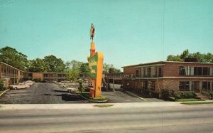 Orangeburg SC-South Carolina, 1966 Holiday Inn Hotel Driveway Vintage Postcard