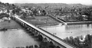 BR57251 le canal du midi transversant la garonne agen    France