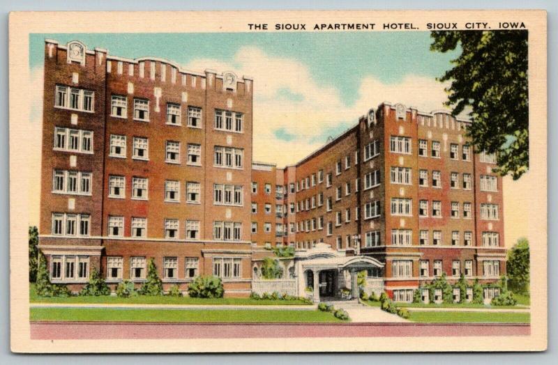 Sioux City Iowa~Sioux Apartment Hotel~Porte Cochere~1940s Linen Postcard 