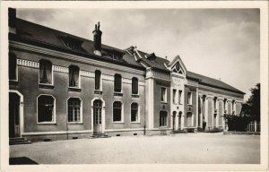 CPA PRÉ-en-PAIL - Salle des Fetes et Ecole de Filles (123373)