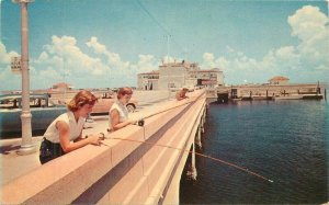 Florida St. Petersburg Municipal Pier 1950s Postcard Colorpicture 22-9154