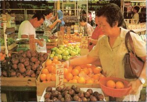 postcard - Singapore - Woman buying from fruit seller in Chinatown market