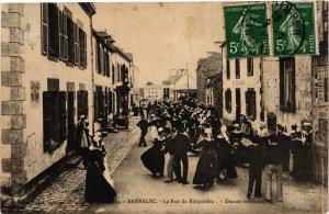 CPA BANNALEC-La Rue de ROSPORDEN-Danses bretonnes (188635)