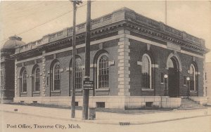 G86/ Traverse City Michigan Postcard c1910 Post Office Building