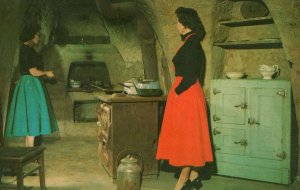 VINTAGE POSTCARD THE UNDERRGROUND KITCHEN OF THE HUMAN MOLE FRESNO CALIFORNIA