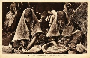 CPA AK Femmes Arabes preparant le Couscous ALGERIE (874311)